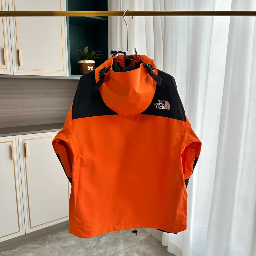 Style No.: C 01 P240 Top Original Violent Orange 𝐓𝐡𝐞 𝐍𝐨𝐫𝐭𝐡 𝐅𝐚𝐜𝐞 ｜𝟭𝟵𝟵𝟬 𝐆𝐨𝐫𝐞-𝐓𝐞𝐱｜TNF North Face Classic Jacket 1. Waterproof to the international ISO standard 90 (ISO 4) level to achieve the rolling effect of water droplets on a lotus leaf! 2. Fabric: 2L double-layer Gore-tex fabric is used. The surface layer of the fabric is made of ultra-high-strength waterproofing and the inner layer is covered with film, so it achieves a three-layer waterproof effect, making the garment waterproof and anti-fouling and breathable for excellent outdoor effects. 3. Embroidery: Imported Barudan/Behringer embroidery machine restores ZP. BEHRINGER's 10,000-needle embroidery is neat and three-dimensional, with full three-dimensionality and the charm of each letter. Each stroke has a strong three-dimensional effect. 4. Accessories: Original YKK zipper for the whole garment, which can withstand 100,000 pulls and wear, and original Velcro. The four-button buttons are customized from the original Japanese SELEX. 5 buttons are all in the same direction. The washed QR code is consistent with zp and can be scanned! 6. The entire garment adopts heat-sealing and gluing technology, and all seams are bonded with high-temperature gluing. Size xs s m L x L xx L